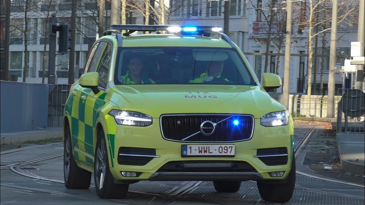 MUG Politie Brandweer en ziekenwagens met spoed door het centrum van Antwerpen!