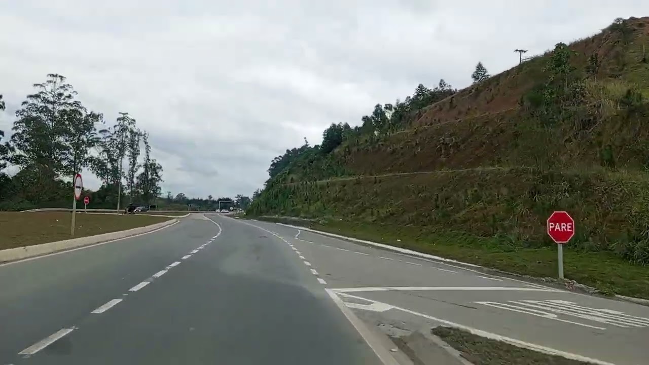 ÔNIBUS SAI DA PISTA E CAI EM VALETA EM RIO DO Sul..