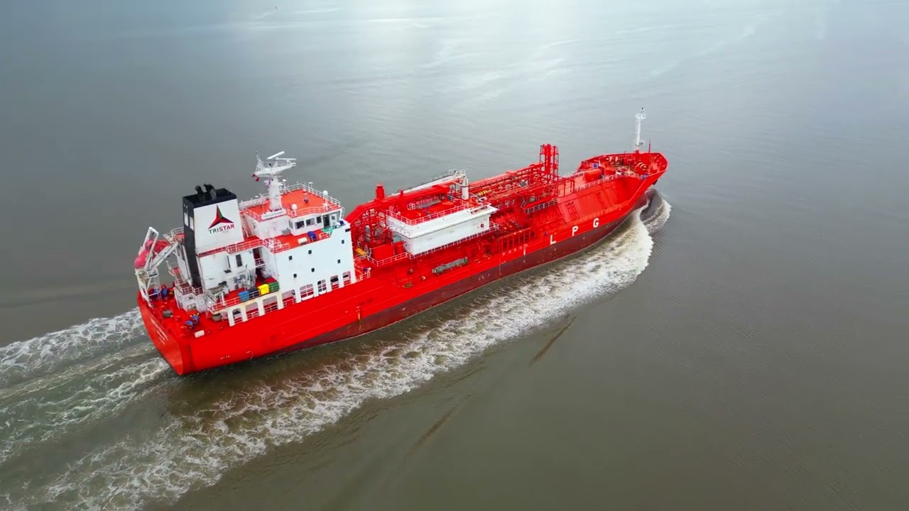 Watch the Beauty of Tristar Shamal approaching Grangemouth Docks