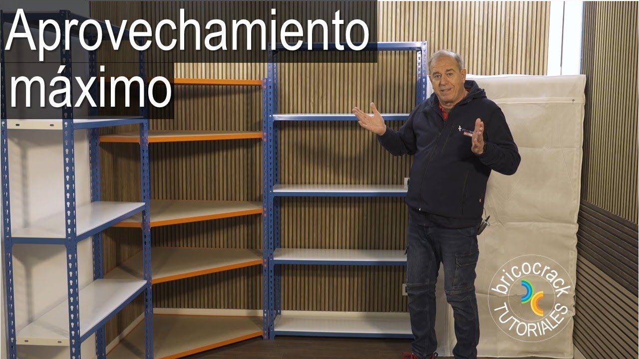 Organizar trastero con estanterías que optimizan el almacenamiento en las paredes (Bricocrack)