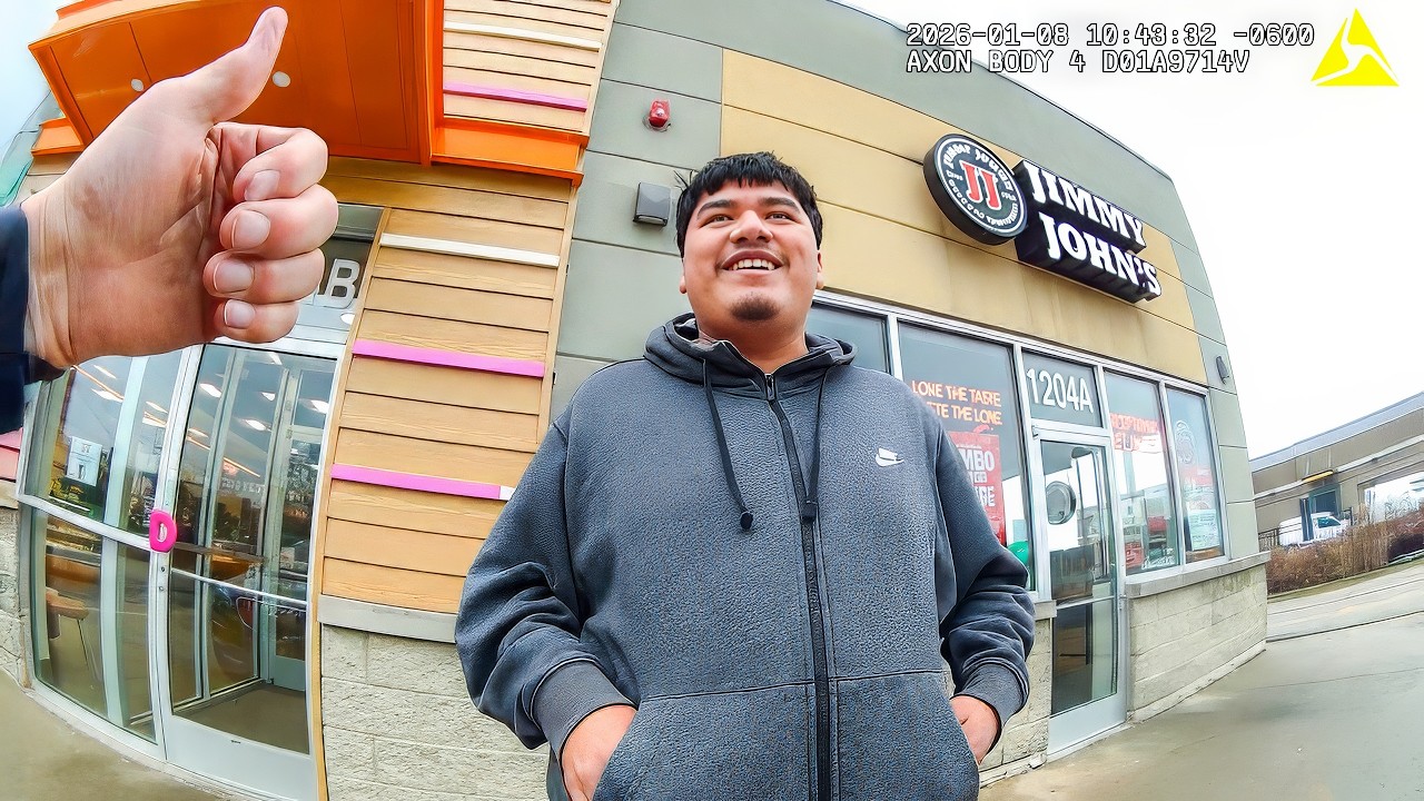 Мужчина смеется и игнорирует приказы офицера.