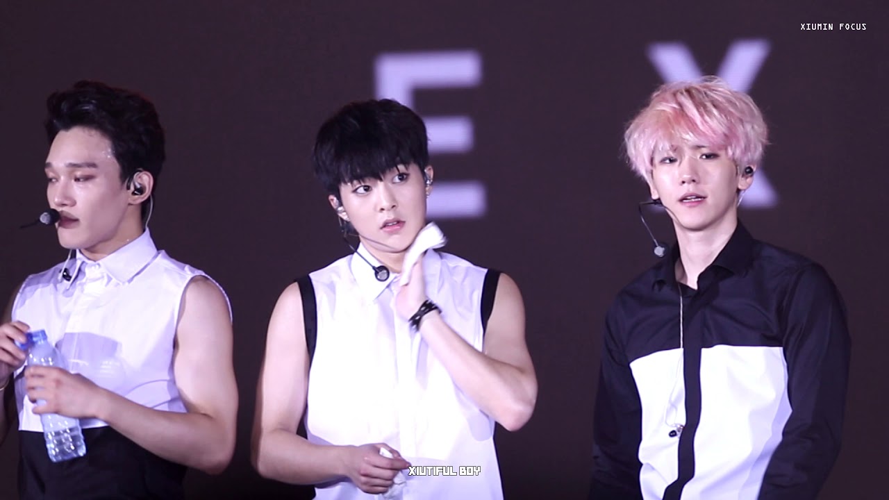 엑소 시우민 땀닦는 영상 / EXO XIUMIN cute moment (150816 EXOlu'Xion in HK)