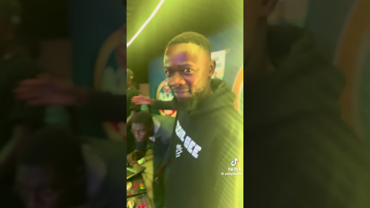 kadiki achi performer pa stage