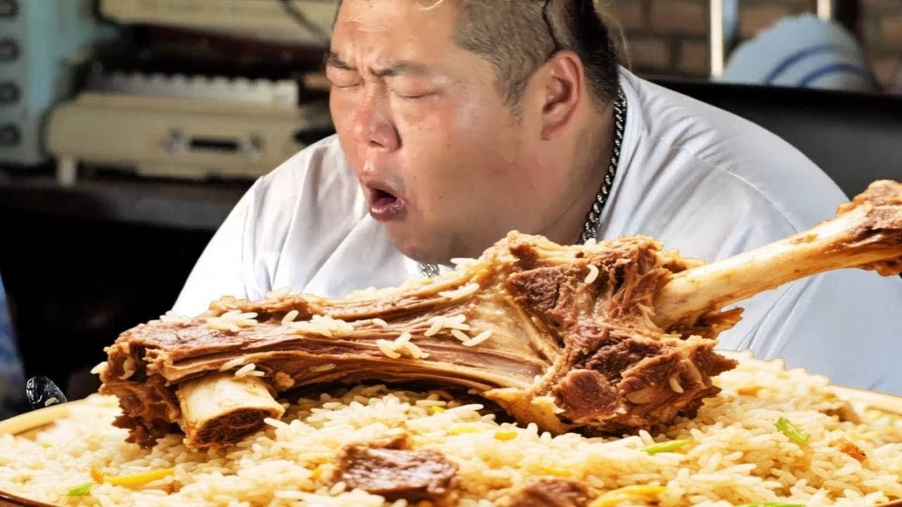 Обезьянка купила бараньи ножки, чтобы приготовить плов, их было так вкусно есть руками!