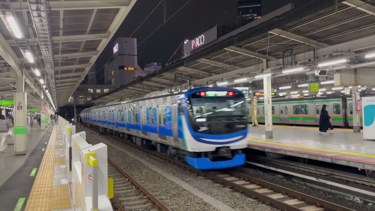 りんかい線の新型車両「71-000形」池袋駅