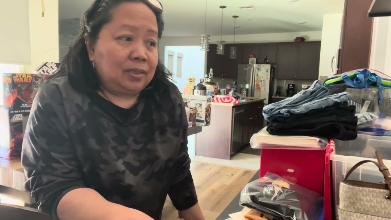 Madaming Libreng Damit na Aking Nakolekta.