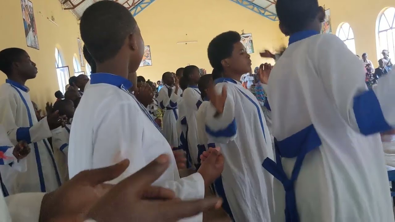 Mana uwumva iyi ndirimbo imukore kumutima mboneraho  kubifuriza umwaka Mushya Muhire kubadukurikiye💯
