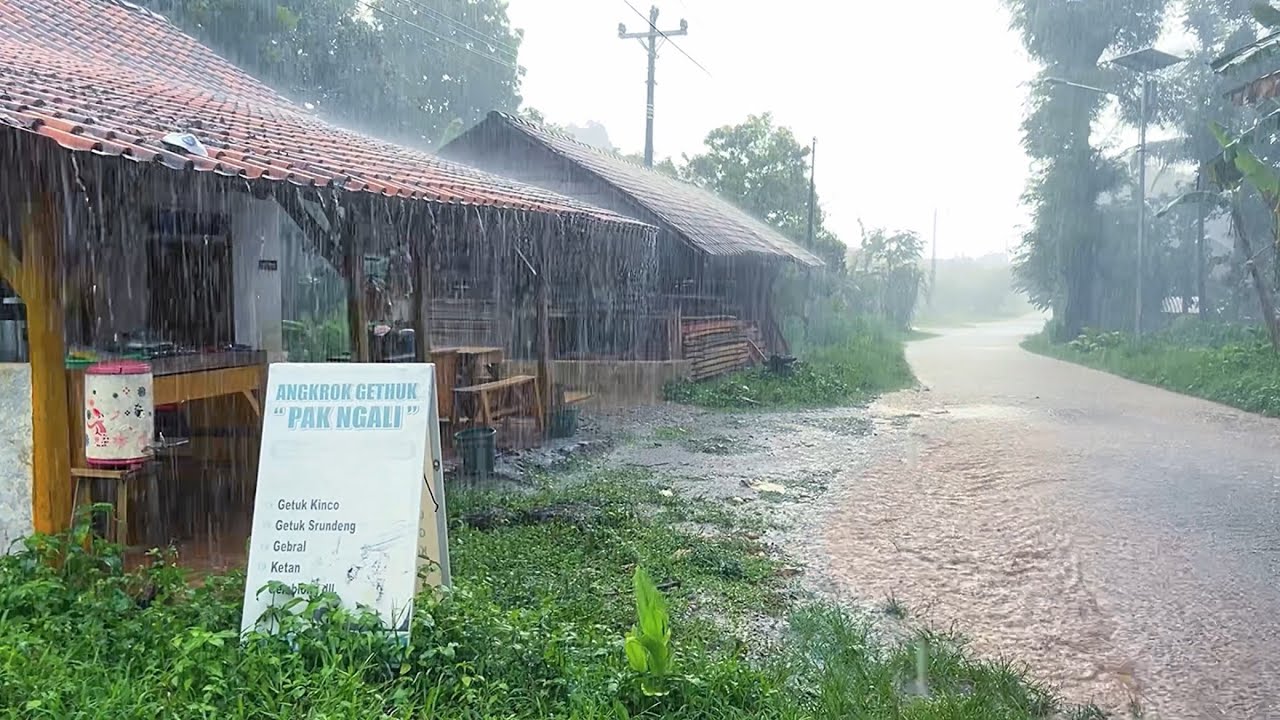 Сильный дождь в деревне||вода захлестнула улицы||дождевое видео от бессонницы