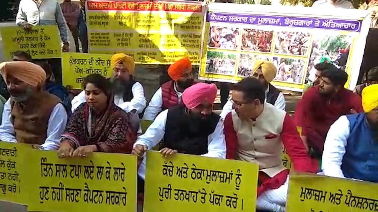AAP MLAs hold protest against Punjab Government in Vidhan Sabha