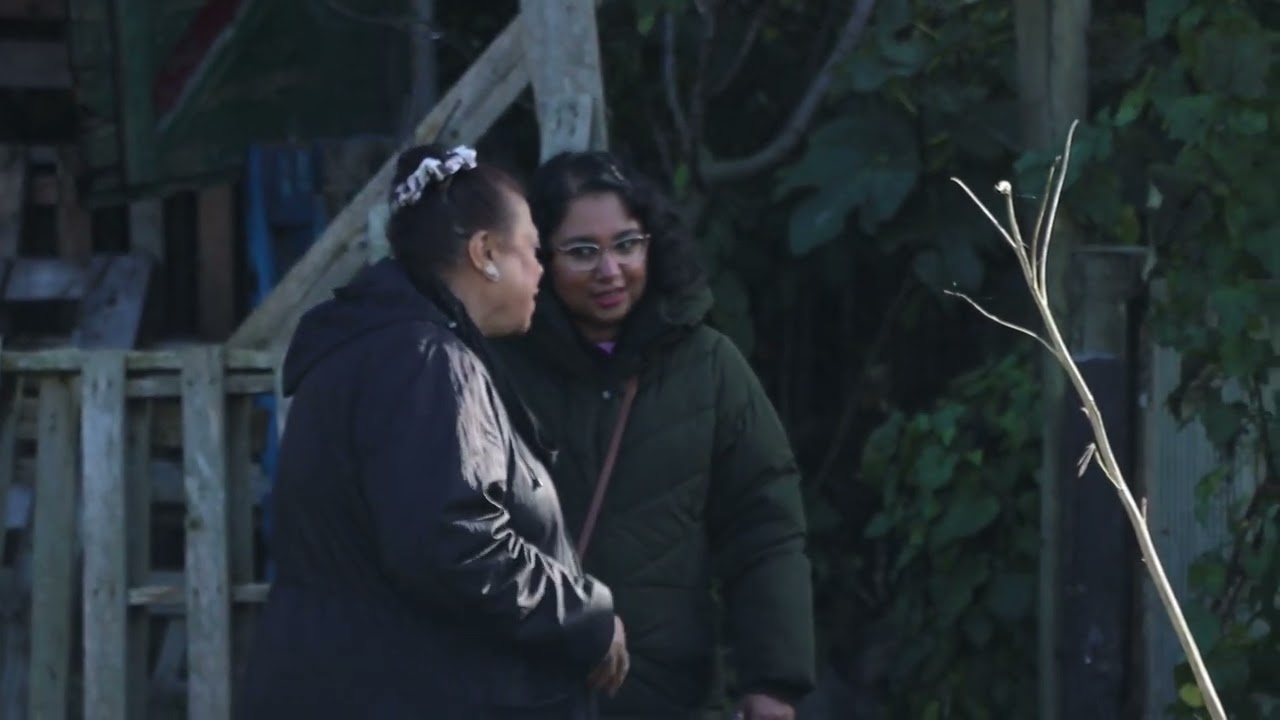 ❤️ #EFLWeekOfAction: Leyton Orient help tidy Farida's allotment