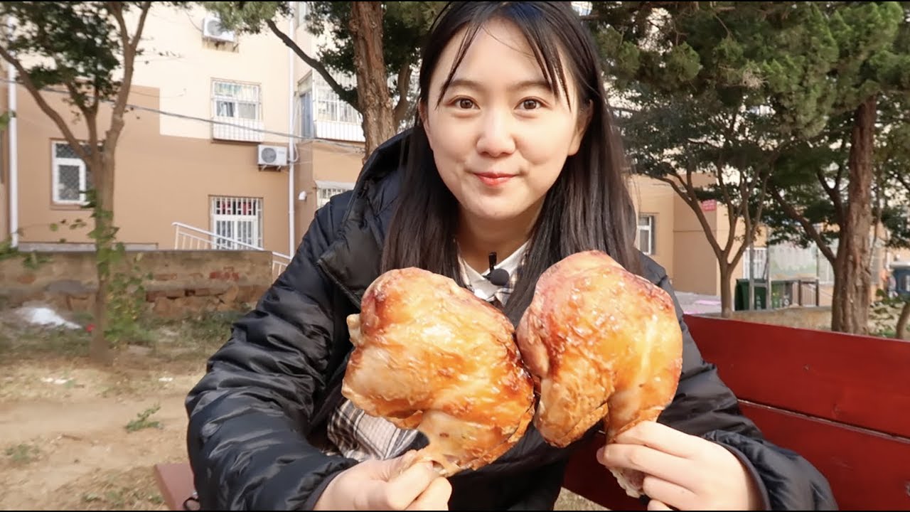 在山东啃3个半斤重的鸡腿46元+8元一块的把子肉，配米饭吃真香