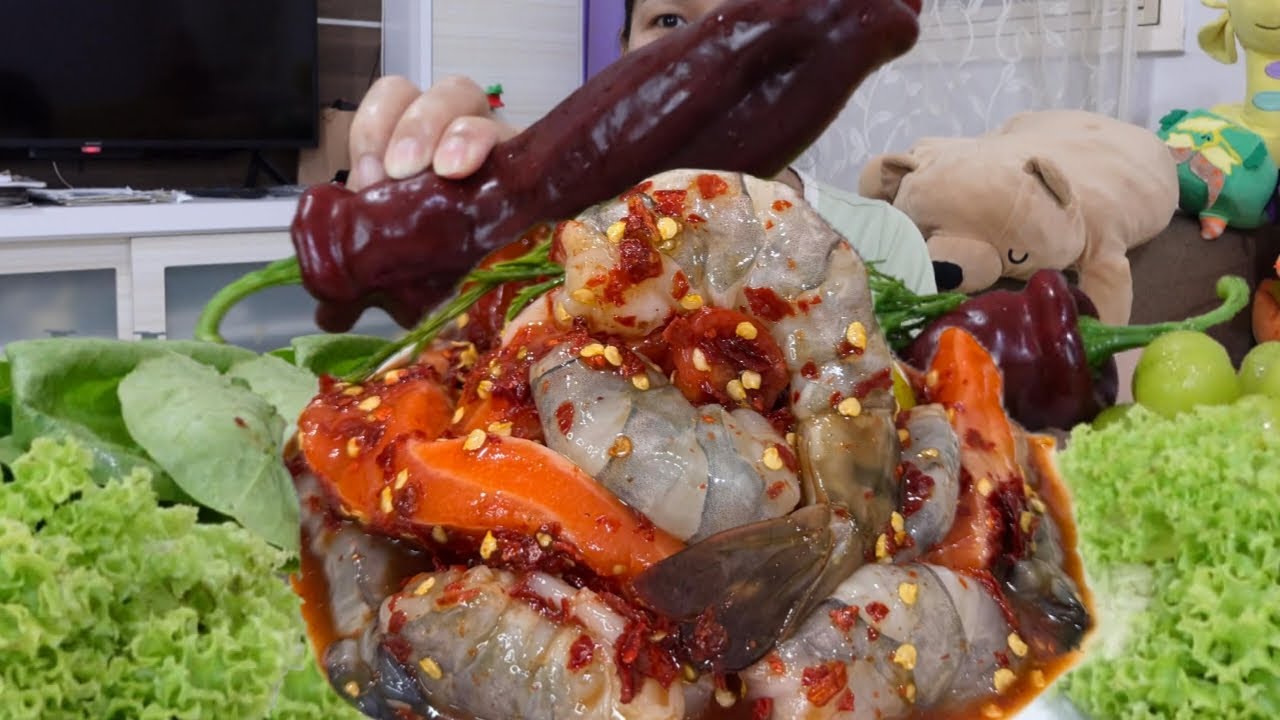 ตำกุ้งสดแซลมอน พริกช็อกโกแล็ตหวานกรอบเจ้ากันทุกอย่างกินผักเก่ากว่าหนอนอีกจ้า