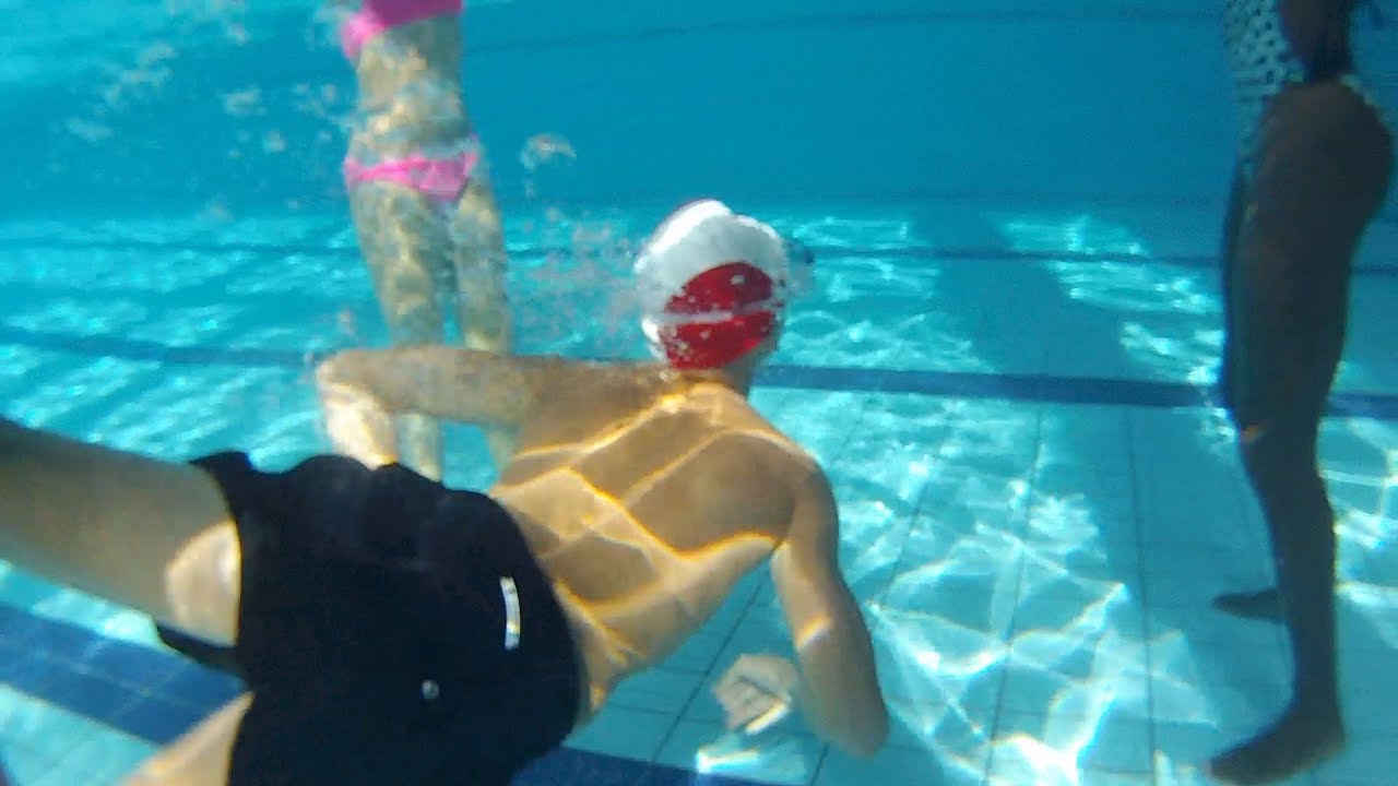 RAGAZZI Vs RAGAZZE IN PISCINA  💦Tuffi