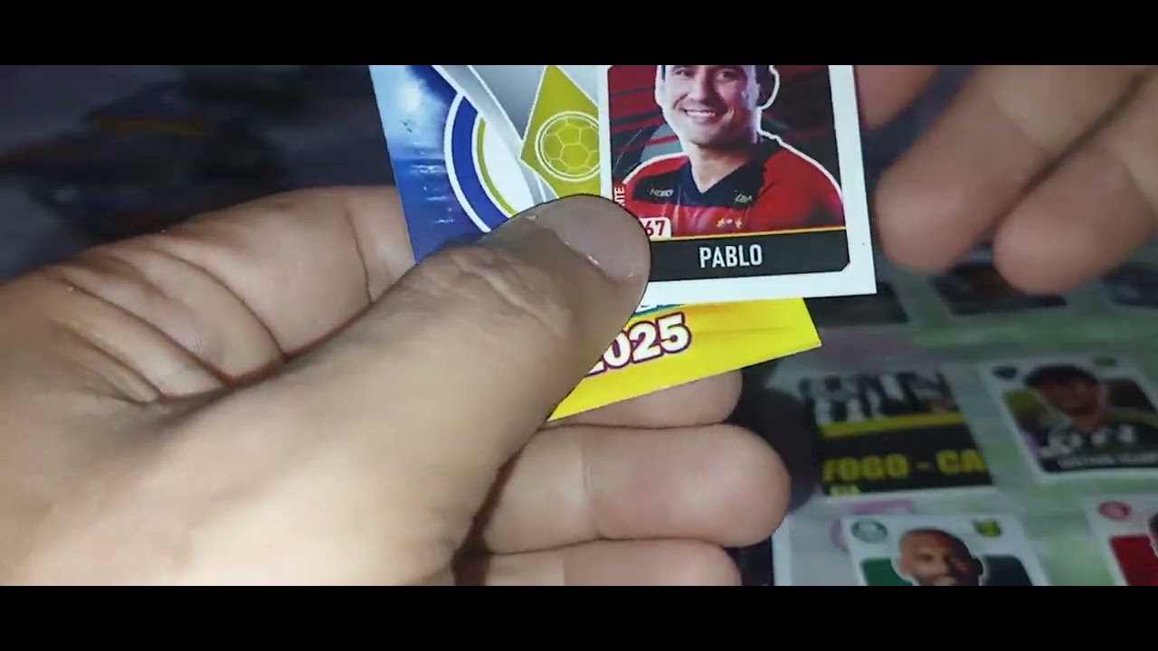 Mais figurinhas Brasileirão 2025, abrindo 30 pacotinhos