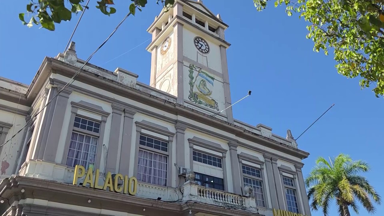Trabajos de pintura en el palacio municipal de Usulután
