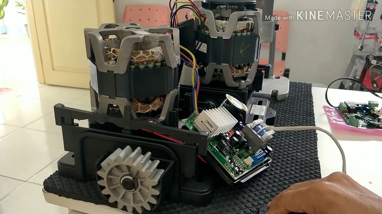 Diferen&ccedil;a entre uma placa comum e uma inversora no motor de port&atilde;o.
