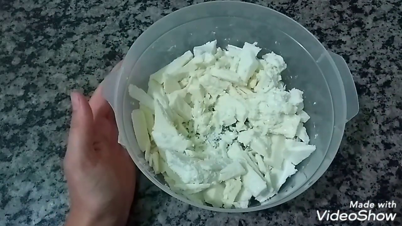 Derretendo e colorindo a cobertura de chocolate branco