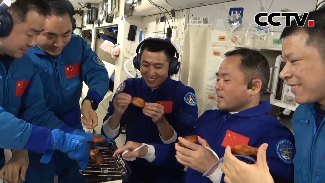 吱吱冒油！中国航天员在太空烤的鸡翅也太香了 | CCTV中文