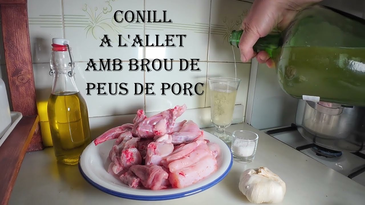 Conill a l'allet amb brou de peus de porc