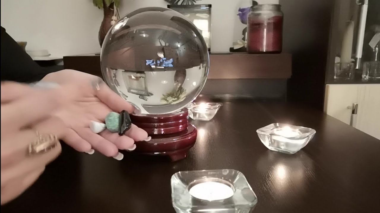 Viitorul apropiat văzut in globul de cristal! Alegeti o piatra si aflați! 🔮