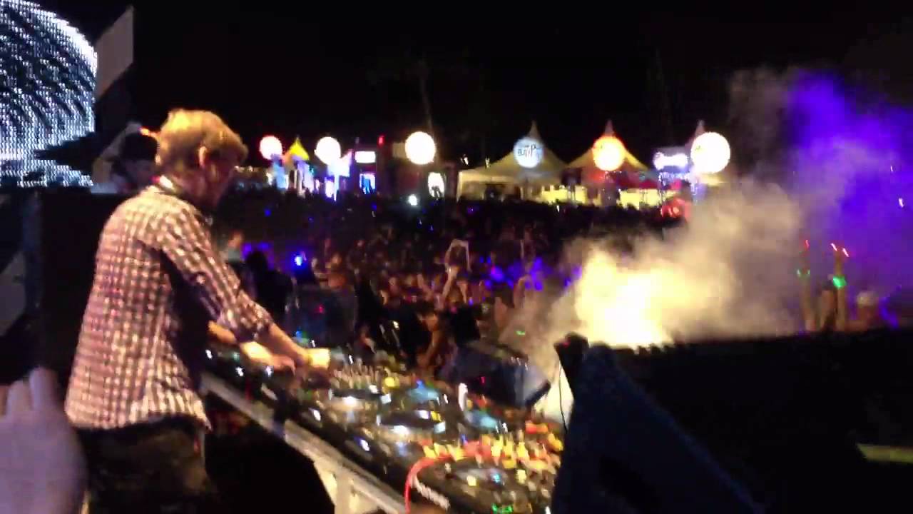 ZoukOut 2011 - Avicii - Levels