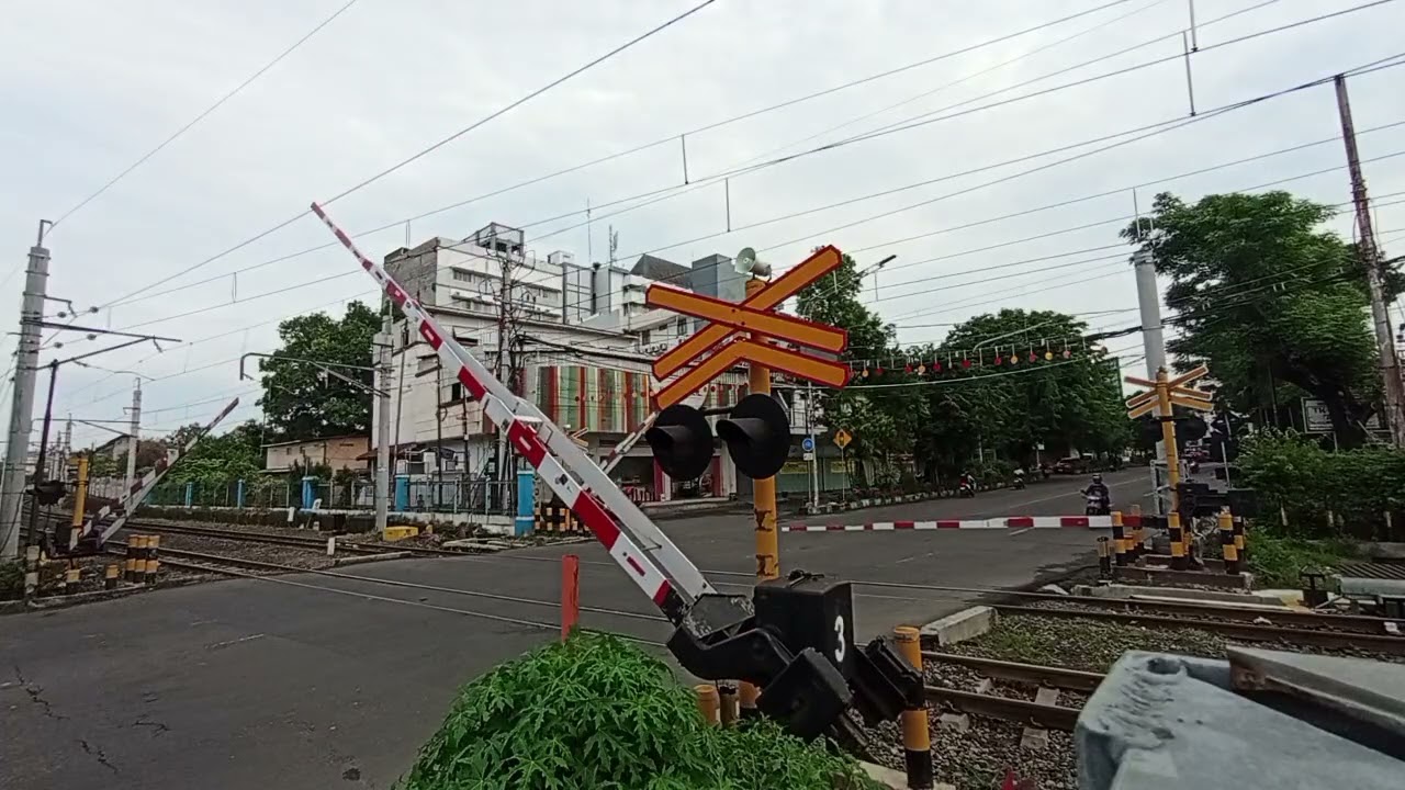 Hunting saat tahun baru, Perlintasan kereta api JPL 114 Solo jebres