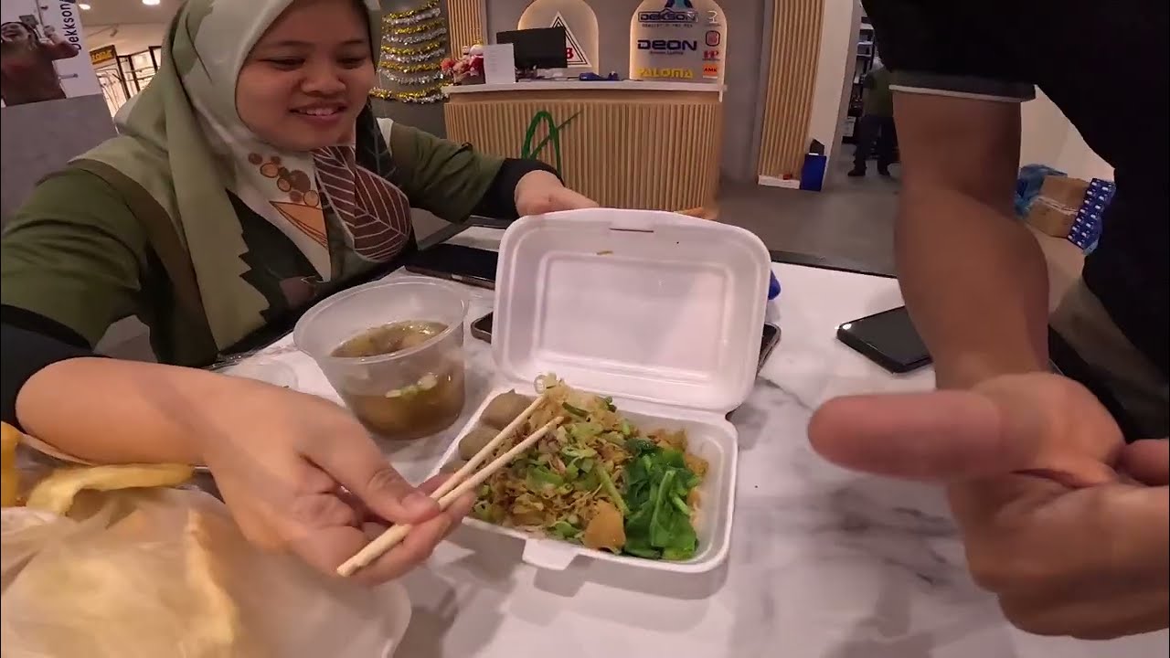 ISTIRAHAT MAKAN MIE AYAM BAKSO TERUS LANJUT BEKERJA LAGI NYUSUN STOCK SEMANGAT