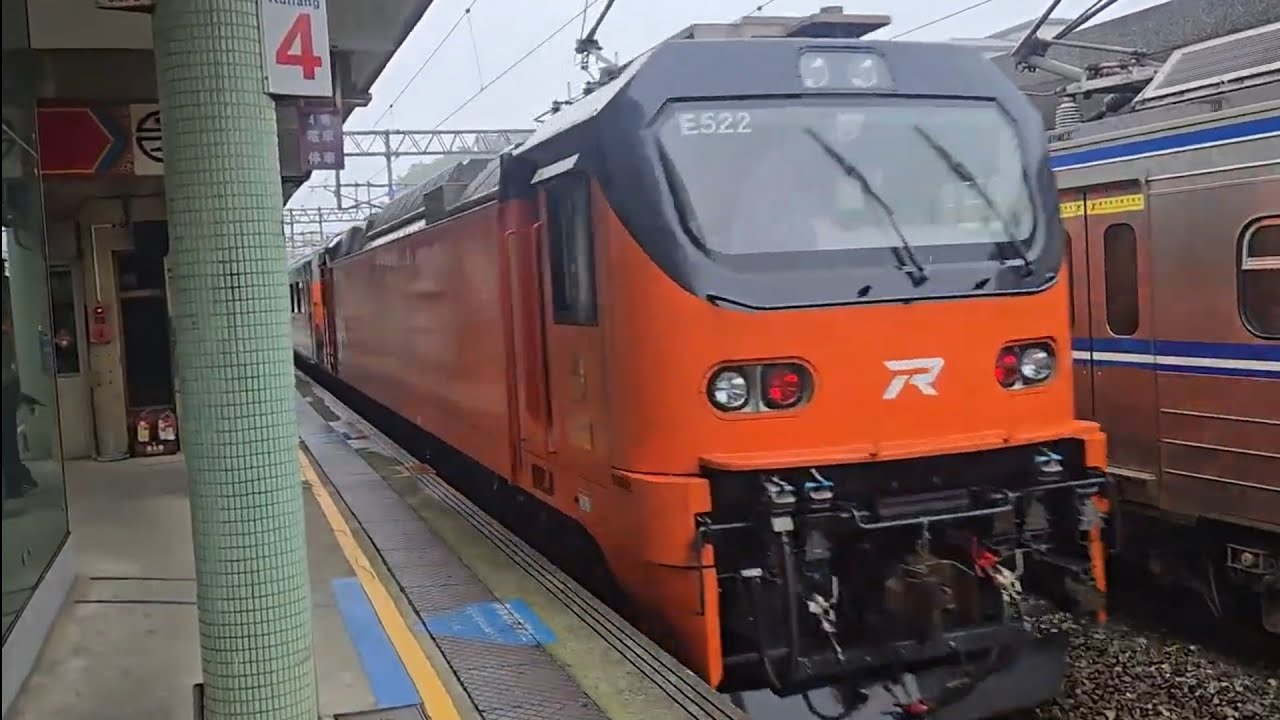 212次樹林發車開往花蓮的E500型鳴日色金光牌雙電力機車頭E524+十二節PP車廂+E522推拉式PP自強號，和4131次瑞芳發車開往樹林的銀綠色微笑號EMU900型十輛一編組EMU939區間車