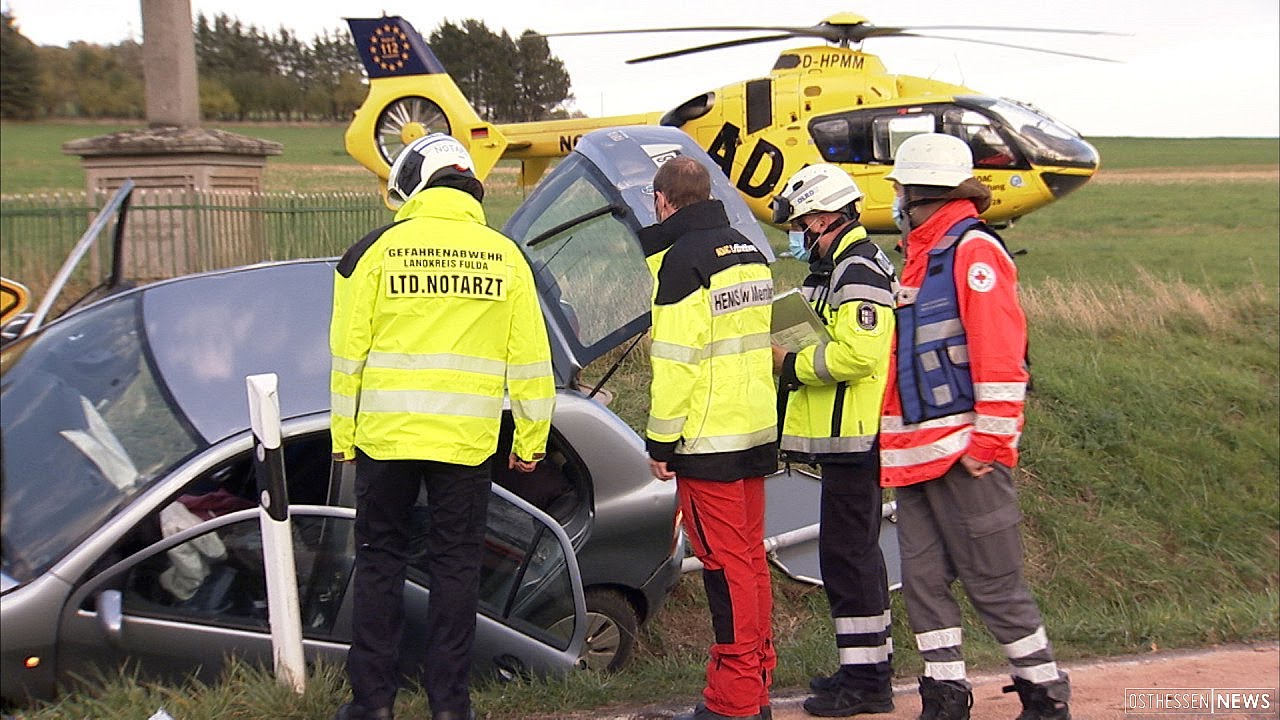 Frontalcrash an Kreuzung: Vier Personen schwer verletzt