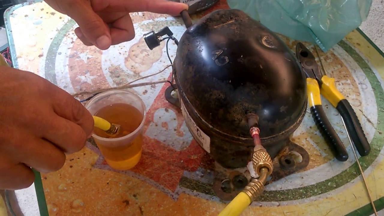 Trocando o óleo do compressor do refrigerador. (KLC Refrigeração)