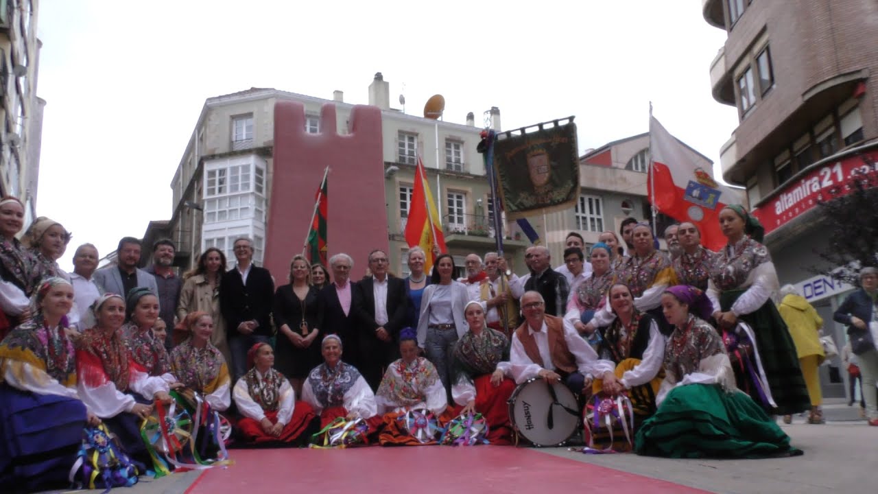 El director Manuel Gutiérrez Aragón ya tiene su placa en 'El camino a la Torre de la Vega'