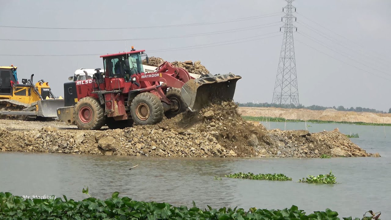 Incredible Power Construction Machinery Wheel Loader Bulldozer Spreading Dirt with Heavy Dump Truck