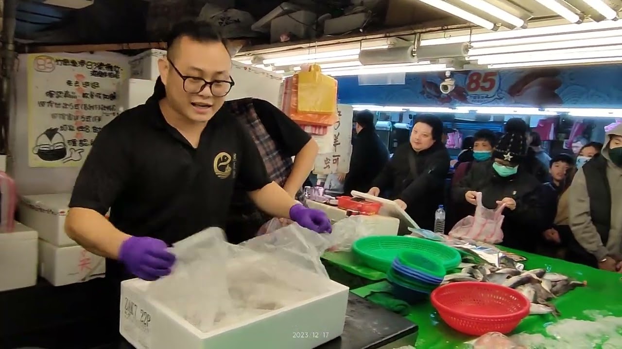 Proof That Location Means NOTHING When You Have PASSION  The King of a Forgotten Corner  竹圍漁港 海鮮叫賣 2