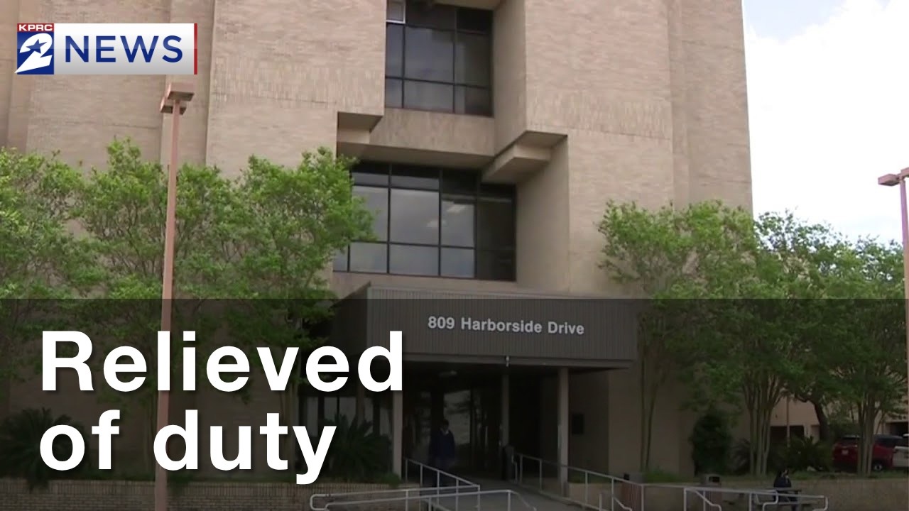 Двое сотрудников исправительного учреждения в Техасе отстранены от службы после того, как заключе...