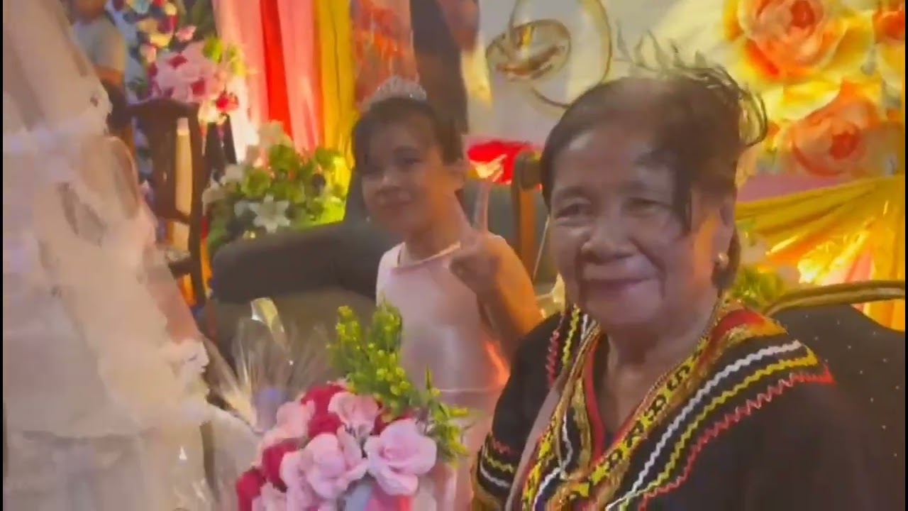 Barisan ii kakak adik beradik belah pengantin laki,anak ii buah n cucunya bagi hadiah.