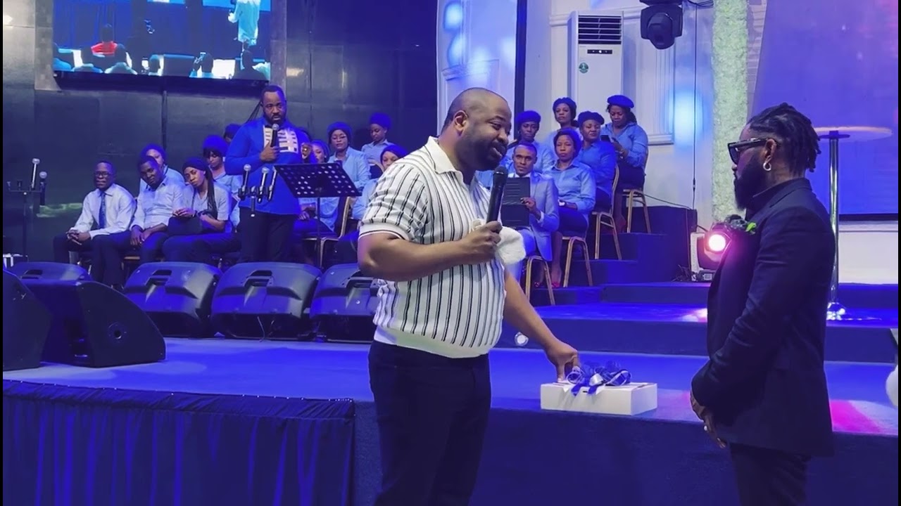 FERRÉ GOLA REÇU À L’ÉGLISE CITÉ BETHEL PAR LE PASTEUR MOISE MBIYE! AZWI CADEAU YA BIBLE PE AYEMBI 🔥