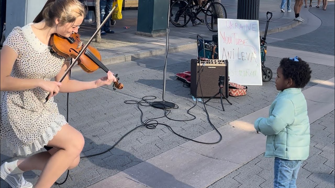Woman HUGGED ME during Ukrainian song on my street performance!!!