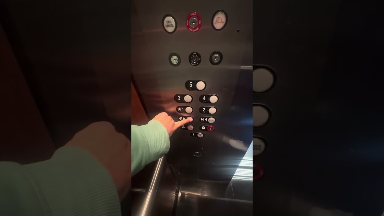 Модернизированные гидравлические лифты Delta в офисном здании Downtown Downey Plaza в Дауни, Кали...