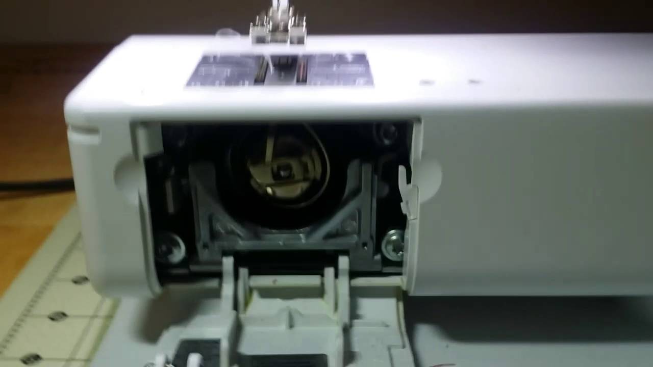 Снятие крючка со швейной машины Bernina
