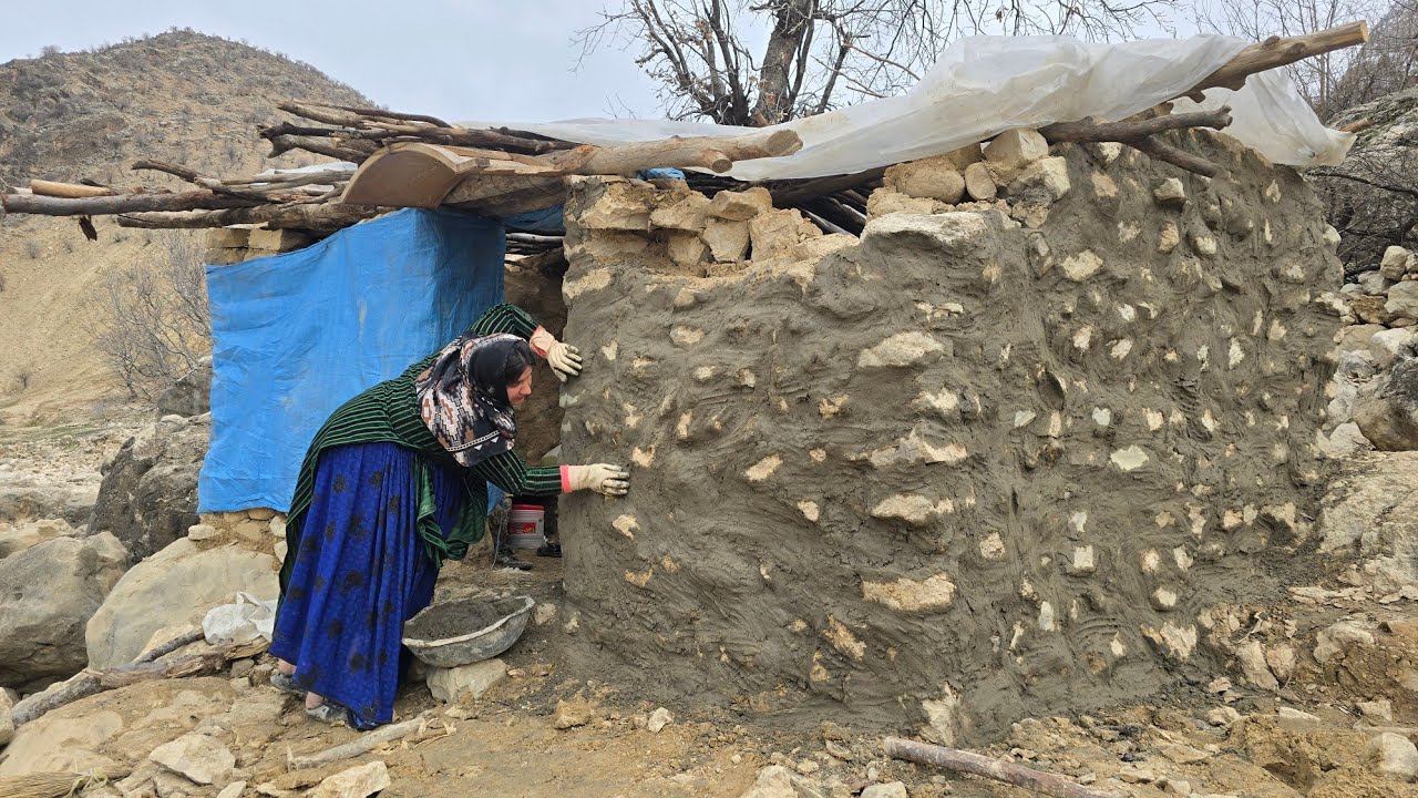 Single nomadic mother | Cement work to save her house in the cold of winter
