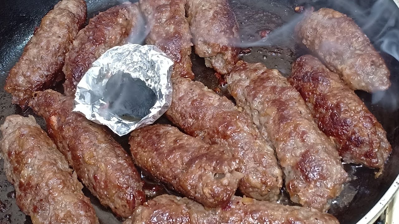 كفته  مشويه فالطاسه على عين البوتاجاز  بطعم وريحه الفحم مع الطحينه والسلطه  البلدى👌👌👌