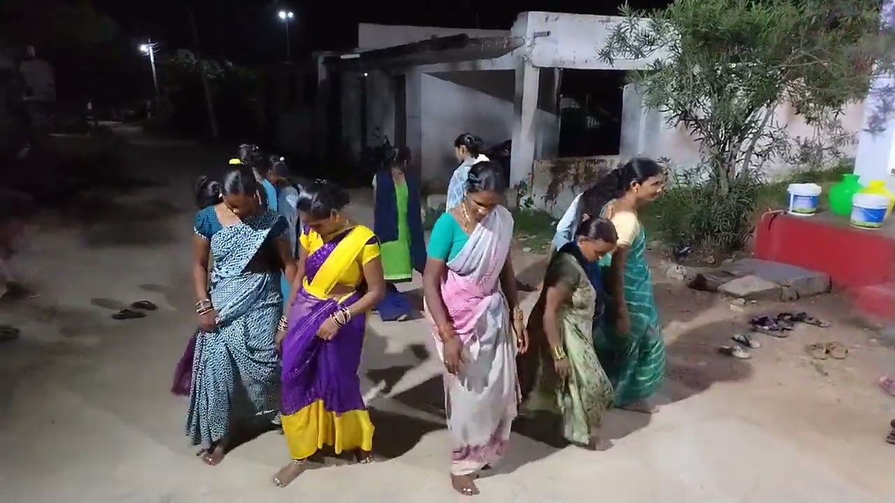 అమ్మవారి సన్నిధిలో బతుకమ్మలు 