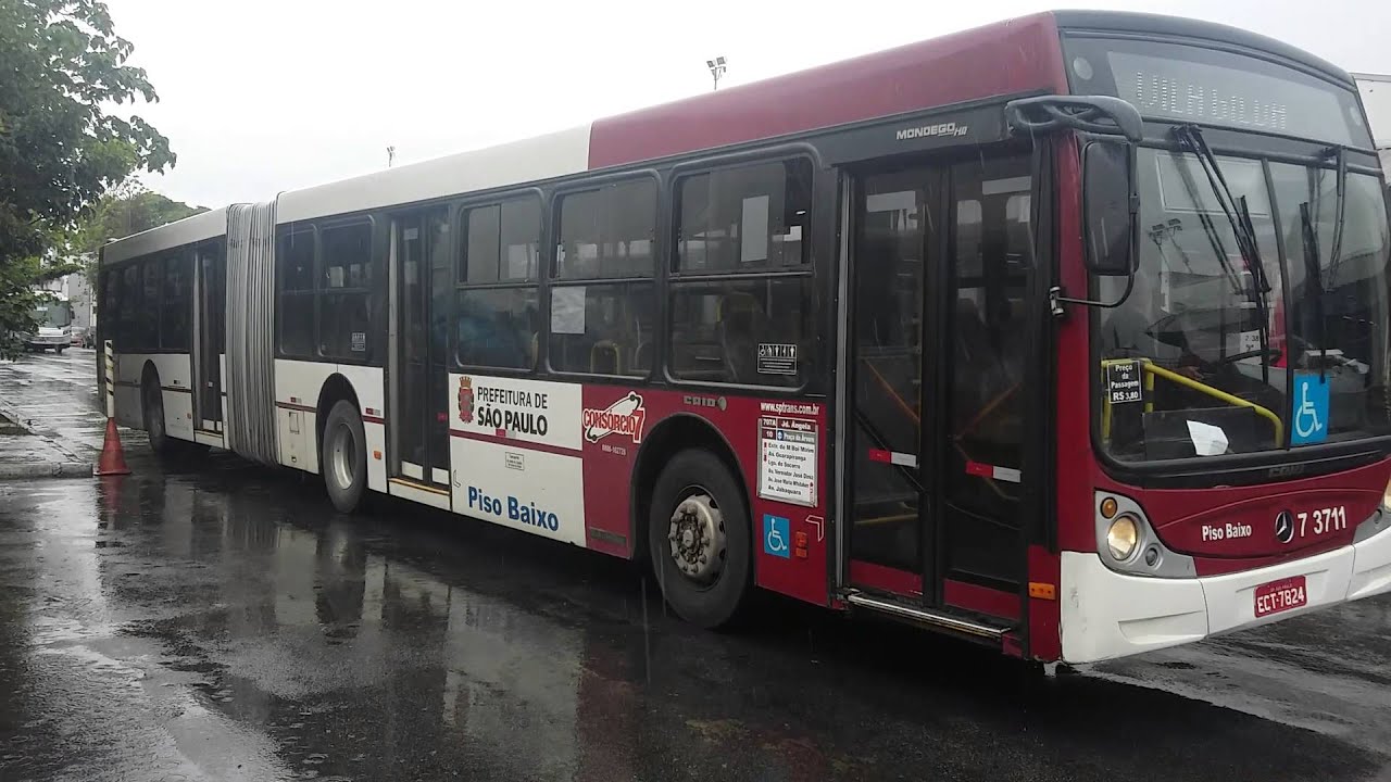 Baliza e garagem com onibus articulado
