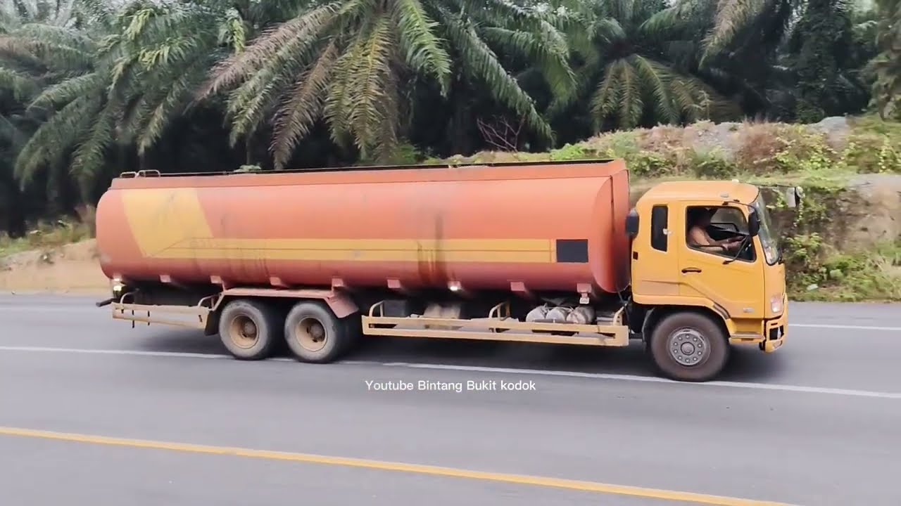 TERJADI KERIBUTAN!!! Truk Tangki Dengan Mobil Pribadi Nyaris Baku Hant4m Semua Berlari Ngejar