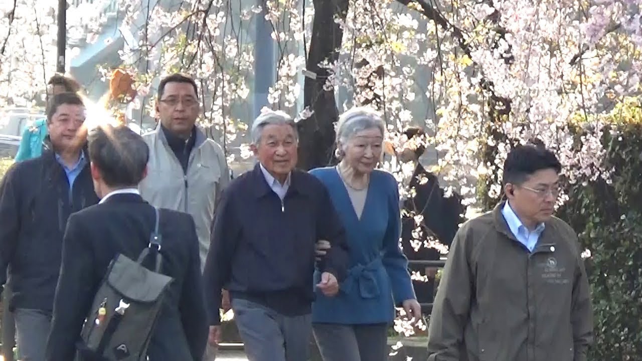 天皇、皇后両陛下　皇居外周を「お忍び」で散策、桜を楽しむ