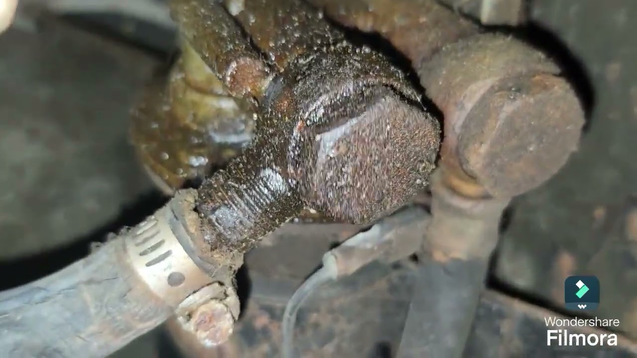 MGB fuel pump - old & cracked rubber lines Pt. 1/2