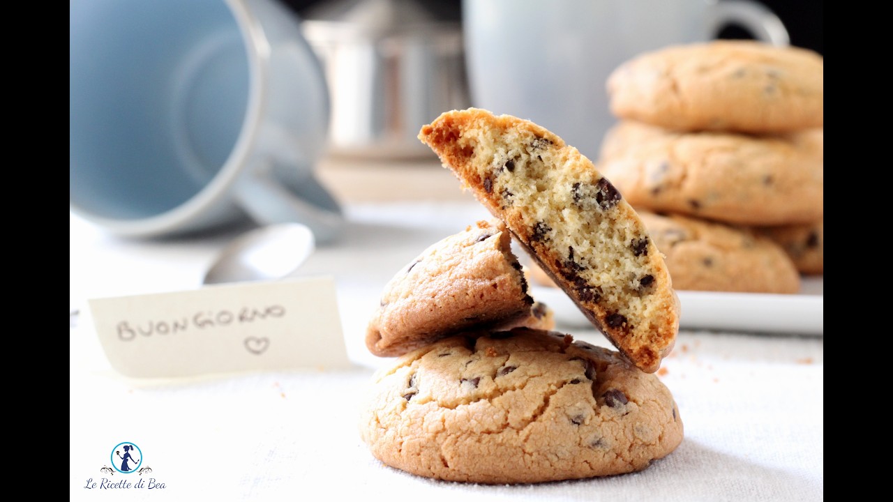 Cookies biscotti con gocce di cioccolato friabili e facili da preparare
