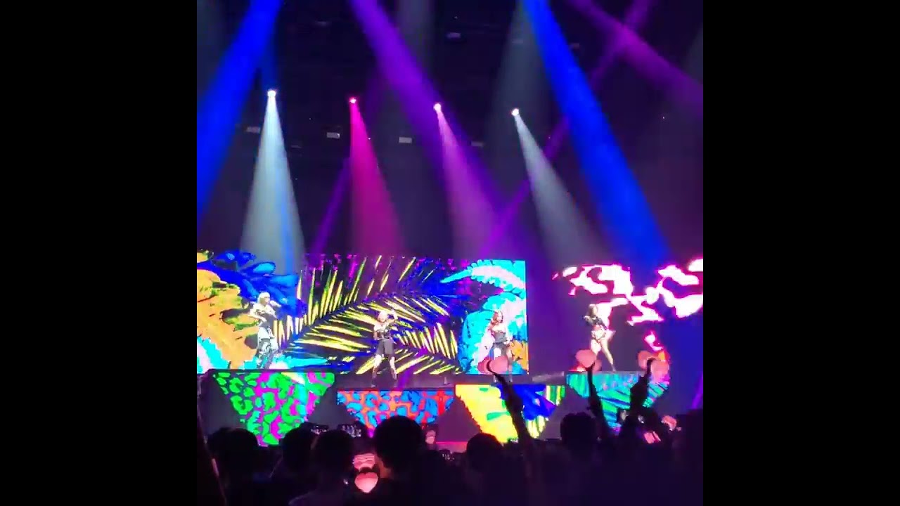 Blackpink in Newark Day 2 Kiss and Make Up