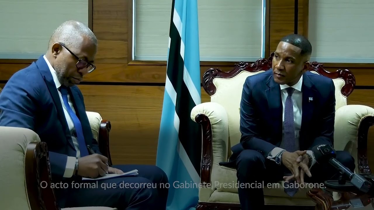 EMBAIXADOR SANDRO DE OLIVEIRA ENTREGA CARTAS CREDENCIAIS AO PRESIDENTE DO BOTSWANA DUMA BOKO