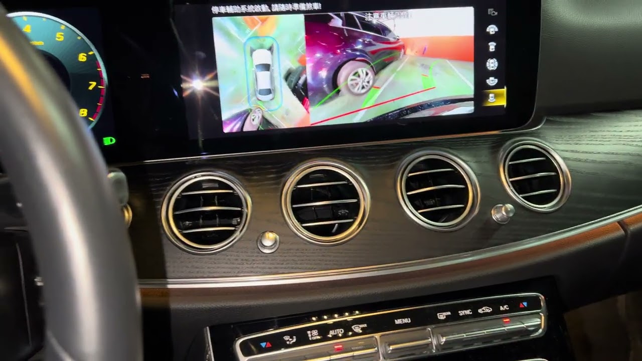 自動停車輔助系統102、Mercedes Benz E Class E200（W213）當時速低於35公里時，按下智能停車輔助按鈕，系統可自動搜尋並辨識適合的停車空間。駕駛可選擇路邊停車、倒車入庫。排